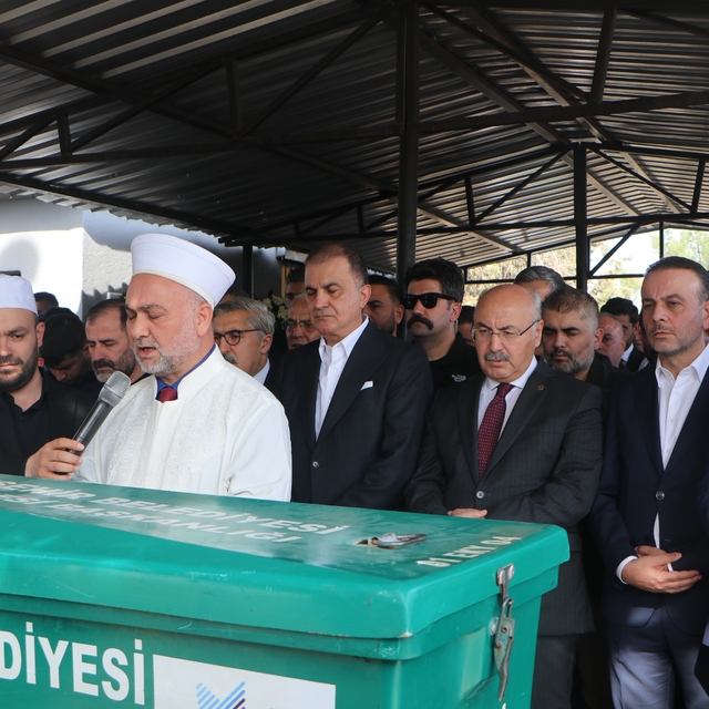 AK Parti Sözcüsü Çelik, dayısının cenaze törenine katıldı