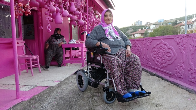 75 yaşına kadar bütün hayatını pembeye boyadı, akülü arabasına gücü yetmedi
Evi, eşyaları, elbisesi, hayalleri bile pembe
Yıllardır akülü araç hayali kuran Barbie Teyze'nin isteği yerine getirildi
Akülü aracına kavuşan Barbie Teyze'nin tek hayali aracını pembeye boyamak
Sakine Akkul: "Aracımı pembeye boyadıktan sonra dışarı çıkıp komşularıma hava atmak istiyorum"