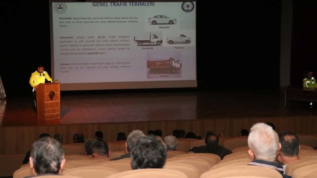 Eskişehir'de fahri trafik müfettişleri ile toplantı yapıldı
Dikkat edilmesi gereken hususlar toplantıda değerlendirildi