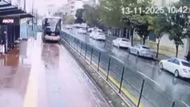 Gaziantep'te tramvaya yıldırım isabet etme anı kamerada