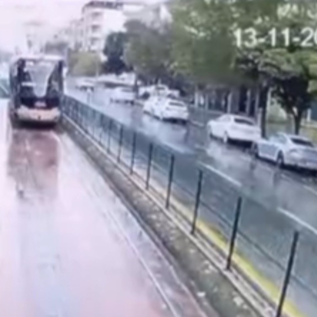 Gaziantep'te tramvaya yıldırım isabet etme anı kamerada