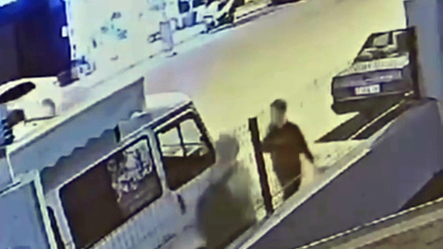 Kaldırımda yürüyen kadını darbedip, kesici aletle yaraldı