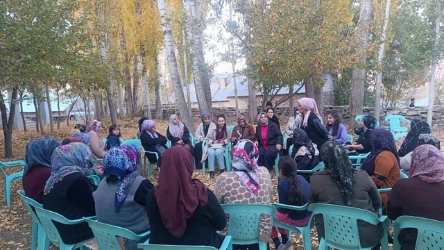 Yüksekova'da AK Partili kadınlardan köy ziyareti