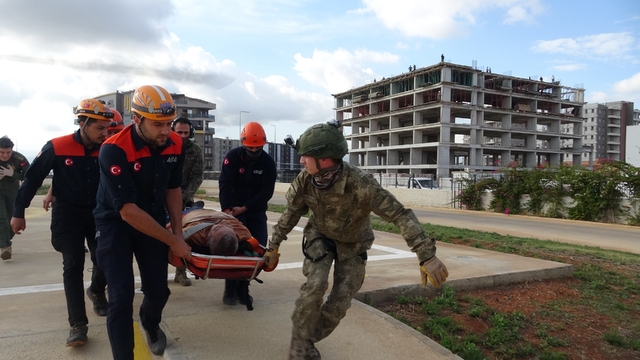 Dağın zirvesinde fenalaşınca ekiplerin kurtarmak için seferber olduğu adam hayatını kaybetti
4 kişilik yürüyüş ekibinde fenalaştı, helikopterle alındı ancak kurtarılamadı