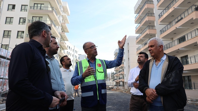 Antakya Belediye Başkanı Yapar, inşası süren deprem konutlarını inceledi