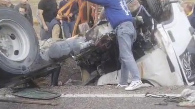 Yolcu otobüsüyle çarpışan kamyonetin sürücüsü öldü, 2 arkadaşı yaralı