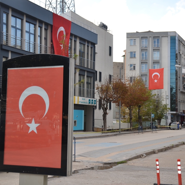 Bilecik şehidine hazırlanıyor
Cenaze namazının kılınacağı meydan bayraklarl...