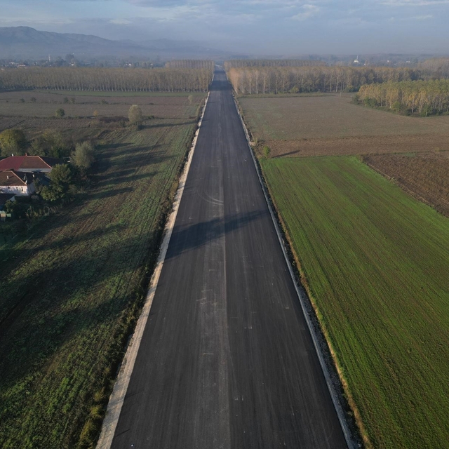 Akyazı'nın ilçe girişinin yeni bağlantı yolunda çalışmalar sürüyor