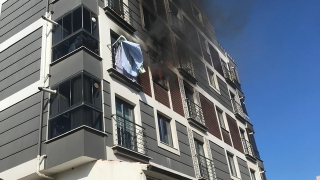 600 Evler Mahallesi'nde apartman dairesinde yangın paniği