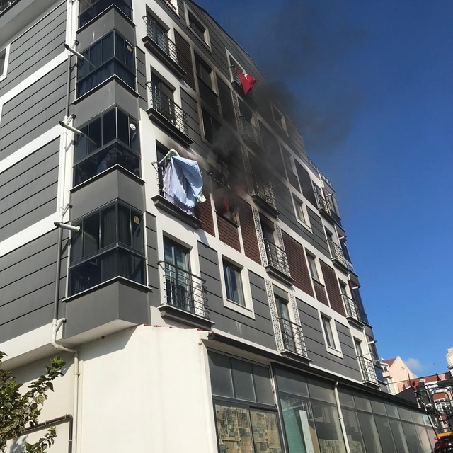600 Evler Mahallesi'nde apartman dairesinde yangın paniği