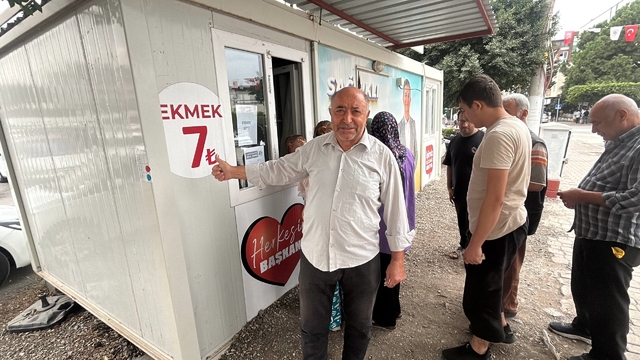 Fiyatın yarısından daha ucuza ekmek satınca metrelerce kuyruk oluştu