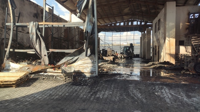 Kocaeli'de fabrika yangınına ilişkin inceleme ve çalışmalar sürüyor