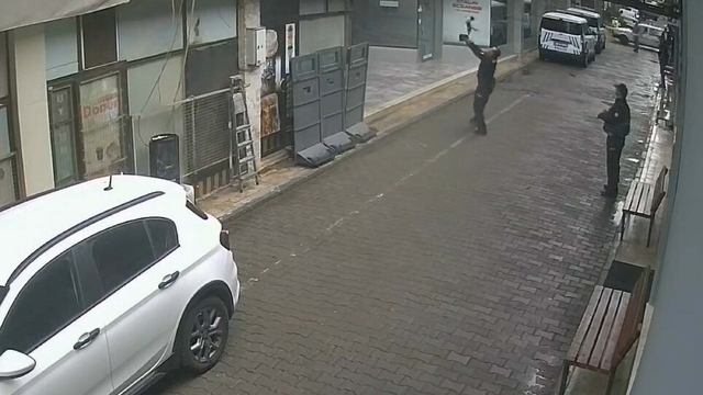 2'nci kattan düşen kediyi polis kurtardı; o anlar kamerada