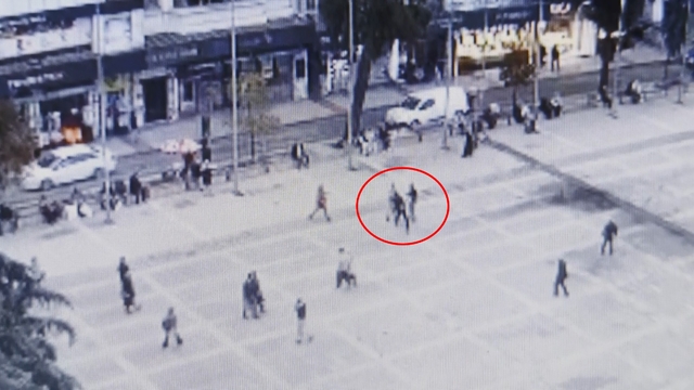 Meydanda uçan tekmeli kavga
Kavgayı polis ve çevredekiler ayırdı