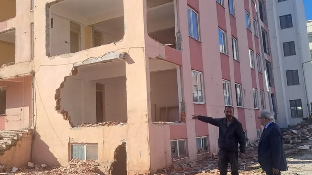 Okul binalarında güçlendirme çalışmaları sürüyor