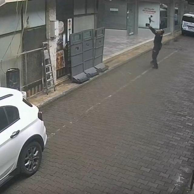 Manisa'da yürekleri ısıtan anlar: Yüksekten düşen kediyi polis yakaladı
Man...