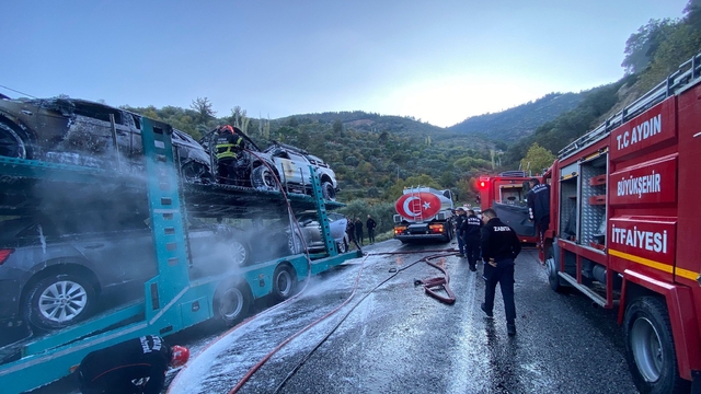 Bozdoğan'da araç yüklü tırda yangın: Araçlar kullanılamaz hale geldi