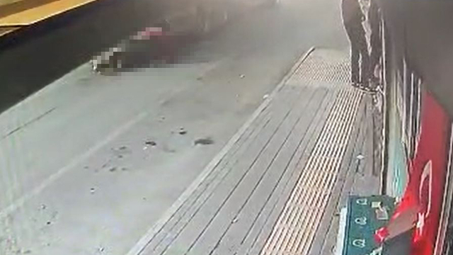 Yolun karşısına geçmek isterken kamyon çarpan kişi öldü; kaza kamerada