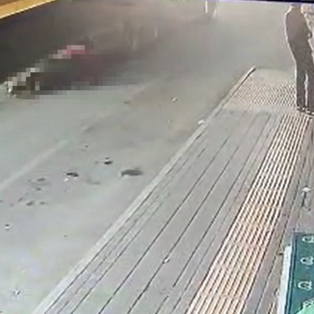 Yolun karşısına geçmek isterken kamyon çarpan kişi öldü; kaza kamerada