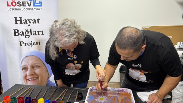 Hastalar LÖSEV'in ebru etkinliğinde buluştu