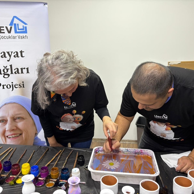 Hastalar LÖSEV'in ebru etkinliğinde buluştu