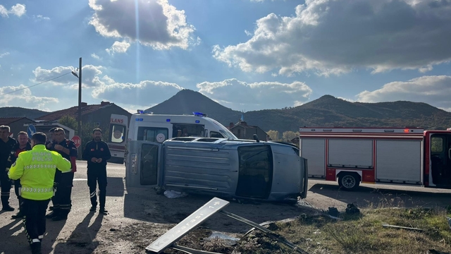 Kütahya'da hafif ticari araç takla attı: 7 yaralı