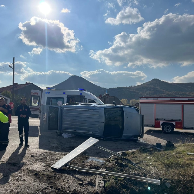 Kütahya'da hafif ticari araç takla attı: 7 yaralı