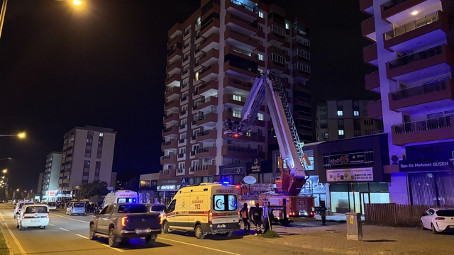 Kahramanmaraş'ta sitenin otoparkında çıkan araç yangınında 18 kişi dumandan etkilendi