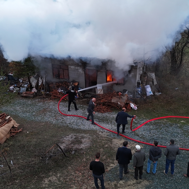 Sobaya su yerine benzin dökünce çıkan yangında yaralandı