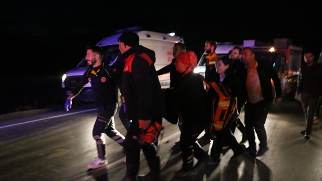 Hakkari'de otomobil takla attı; 5 yaralı