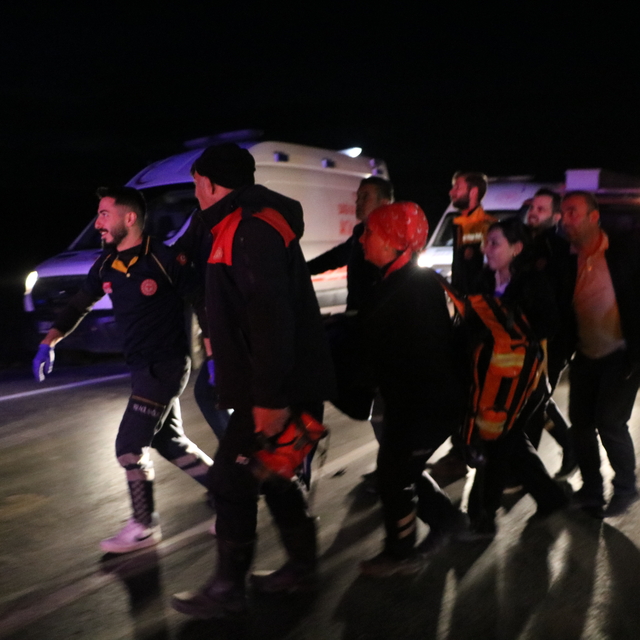 Hakkari'de otomobil takla attı; 5 yaralı