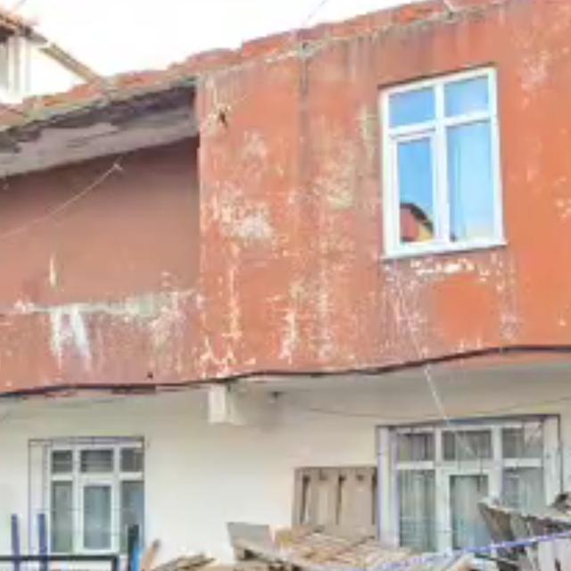 Balkon duvarının bir bölümü yıkılan 2 katlı bina boşaltıldı