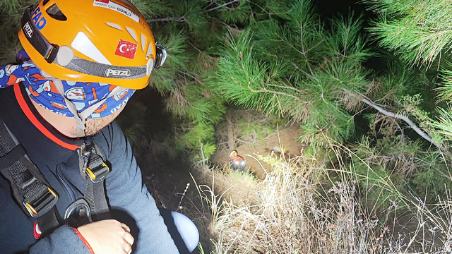 Alanya'da yürüyüş sırasında uçuruma düşen 2 turist kurtarıldı