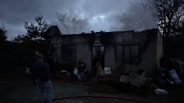 Sobaya yakmak için benzin döktü, hem kendini hem evi yaktı