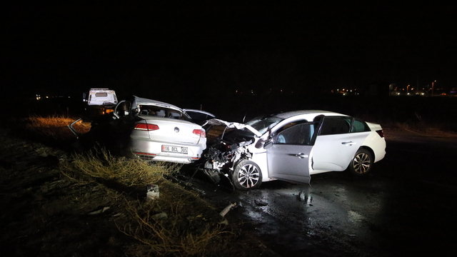 Niğde'de iki otomobilin çarpışması sonucu 3 kişi öldü, 6 kişi yaralandı