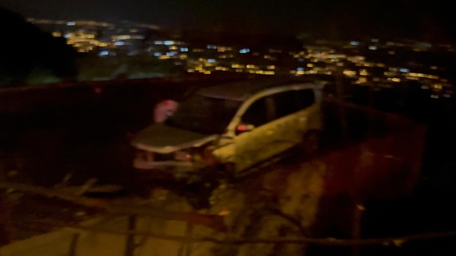 Osmaniye'de hafif ticari araç evin damına düştü: 4 yaralı