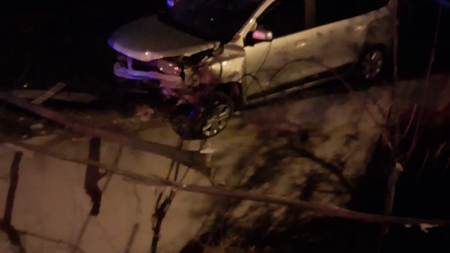 Virajı alamayan otomobil, evin damına düştü: 4 yaralı