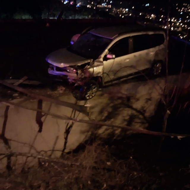 Virajı alamayan otomobil, evin damına düştü: 4 yaralı