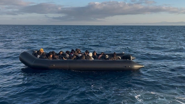 İzmir açıklarında 88 düzensiz göçmen yakalandı, 26 düzensiz göçmen kurtarıldı