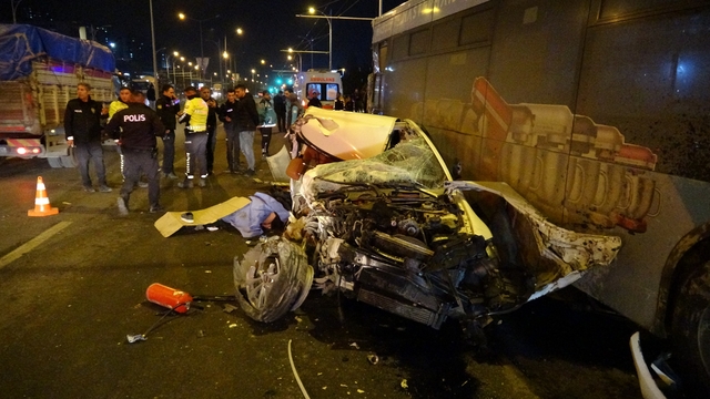 Malatya'da feci kaza: 2 ölü, 3 yaralı
Kontrolden çıkan otomobil, halk otobüsü ile tıra çarptı