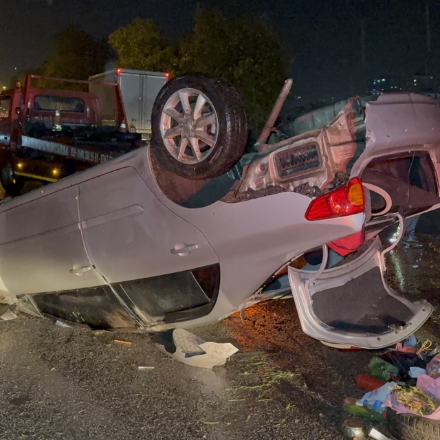 Hurdaya dönen araçtan yara almadan çıktılar