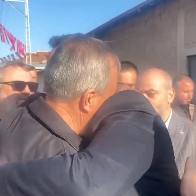 Şehit babası MHP'li başkana sarılıp "Beni Devlet Bahçeli'ye götürün" dedi