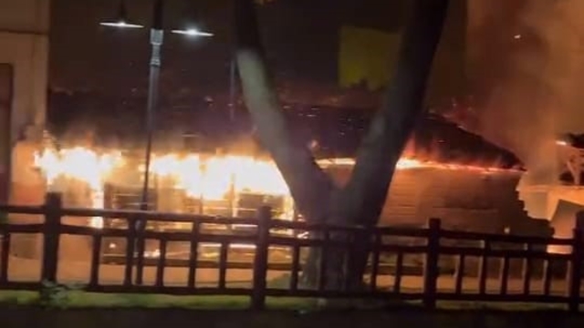 Bursa'da tek katlı ev alev alev yandı