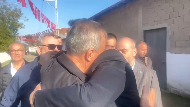 Şehit babası MHP'li başkana sarılıp "Beni Devlet Bahçeli'ye götürün" dedi