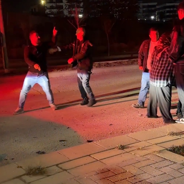 2 aracın çarpıştığı kazada tanıdık çıkan taraflar arasında gerginlik yaşand...