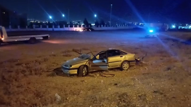 TIR'a arkadan çarpan otomobildeki 2 çocuk öldü, sürücü ağır yaralandı