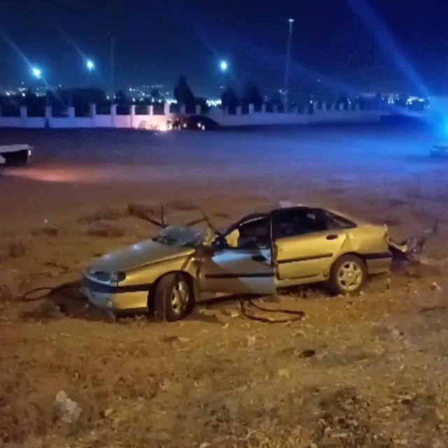 TIR'a arkadan çarpan otomobildeki 2 çocuk öldü, sürücü ağır yaralandı
