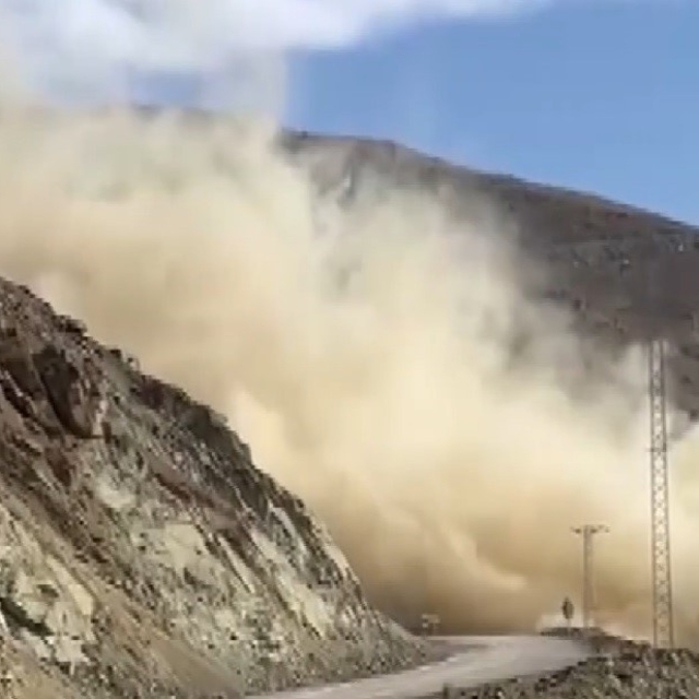 Tehlike oluşturan kayalar dinamit ile temizlendi