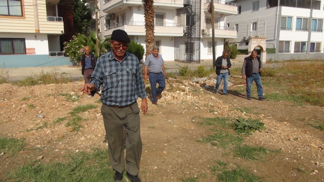 Mersin'de bir kişi yer altı su kaynaklarını bulabiliyor, bulduğunda elektrik çarpmışa dönüyor
Elektrik çarpması gibi tepkiyle su kaynağını tespit ediyor
Silifke ilçesinde yer altı sularının yerini tespit edebildiği iddia eden 64 yaşındaki Ali Dayıcık, herhangi bir cihaz kullanmadan suyun yerini ve derinliğini hissedebildiğini belirtiyor. Türkiye'nin dört bir yanından kendisine telefonla su bulma talebi geliyor