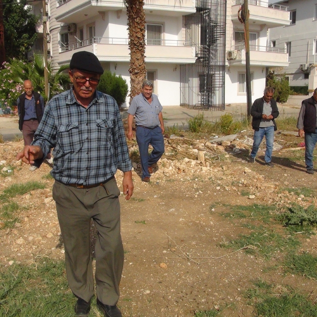 Mersin'de bir kişi yer altı su kaynaklarını bulabiliyor, bulduğunda elektri...